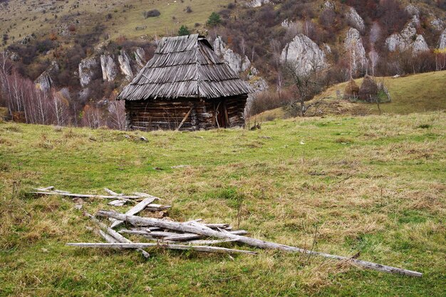 Vista della casa di legno sul campo