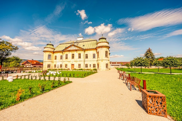 Vista della casa padronale nel villaggio vicino alla chiesa articolare protestante in legno a Hronsek Banska Bystrica Slovacchia