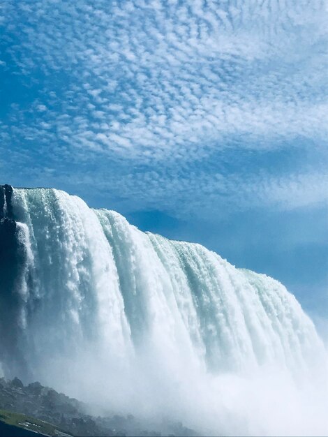 Vista della cascata contro il cielo