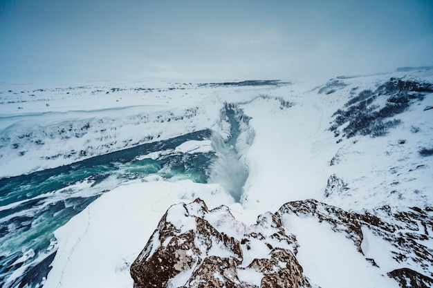 Vista della cascata di Gullfoss e immagine del paesaggio invernale nella stagione invernale Gullfoss è una delle cascate più famose dell'Islanda e delle attrazioni turistiche