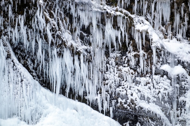 Vista della cascata di Skogafoss in inverno