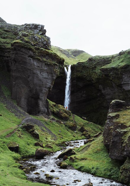 Vista della cascata Kvernufoss nel sud dell'Islanda​​​​​​​