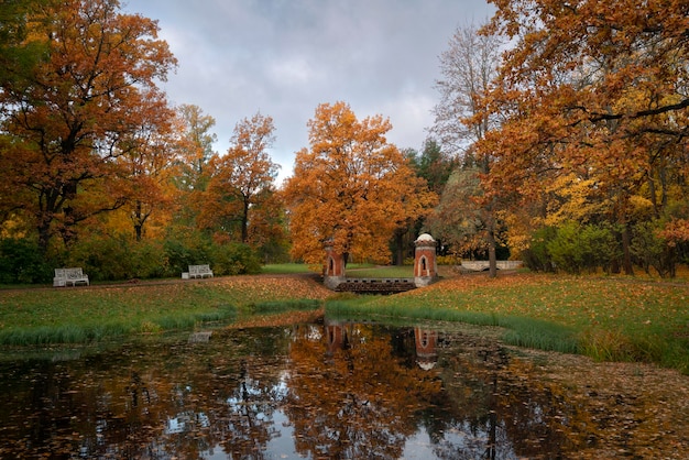 Vista della cascata rossa turca sugli stagni superiori nel Parco di Caterina di Tsarskoye Selo Pushkin San Pietroburgo Russia