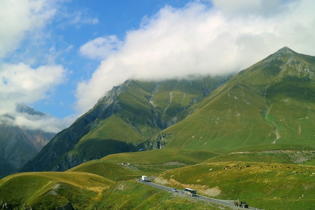 Vista della catena montuosa del Grande Caucaso