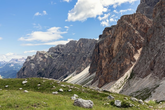 Vista della catena montuosa delle Dolomiti italiane e dell'altopiano ricoperti di erba verde fresca