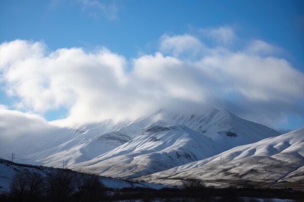 Vista della catena montuosa innevata con nuvole e cielo sullo sfondo creata con l'IA generativa