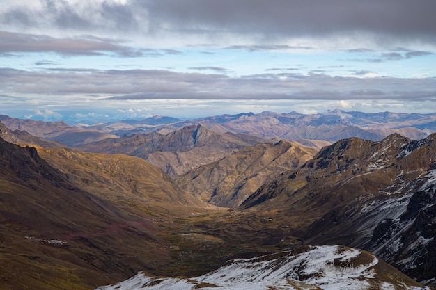 Vista della catena montuosa Vilcanota dell'Ausangate Awsanqati montagna più alta a Cuzco Cusco dall'arcobaleno vinikunka sette colori