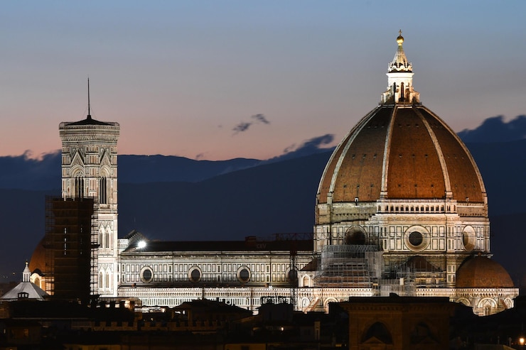 Foto vista della cattedrale al crepuscolo.