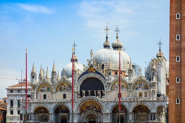 Vista della cattedrale contro il cielo