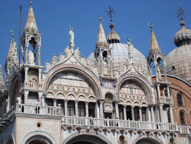 Vista della cattedrale contro un cielo limpido