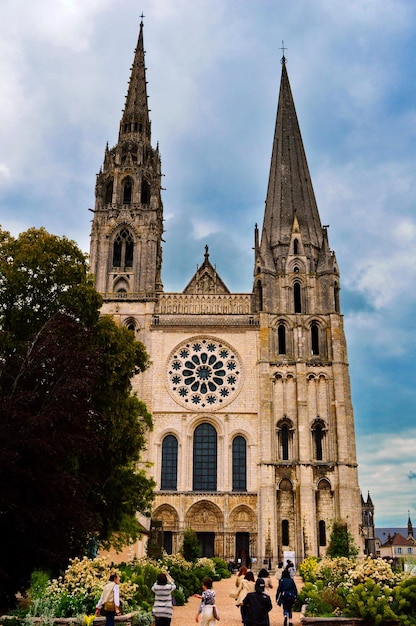 Vista della cattedrale contro un cielo nuvoloso