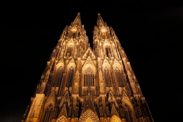 Vista della cattedrale di Colonia illuminata contro il cielo di notte stock foto