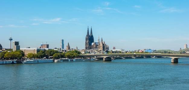 Vista della cattedrale di Colonia lungo il fiume Reno in Germania