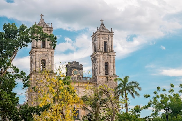 Vista della Cattedrale di San Servacio a Valladolild contro il cielo nuvoloso. Antica chiesa contro il cielo