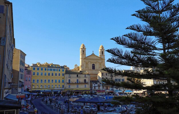 Vista della cattedrale di St Jean Baptiste nel vecchio porto di Bastia, la seconda città della Corsica per grandezza.