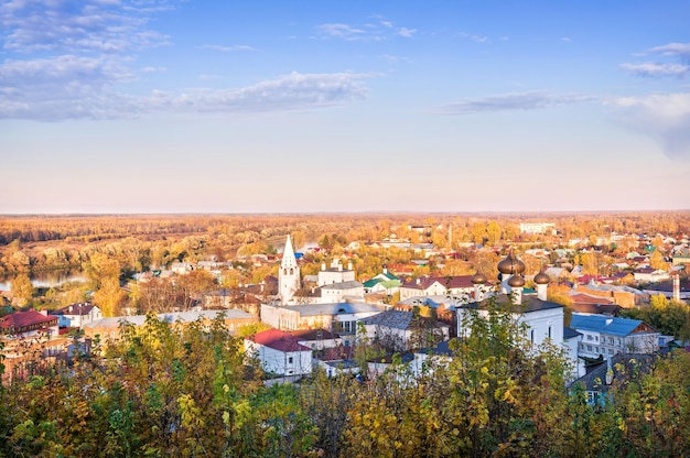 Vista della Cattedrale Klyazma Sretensky e della Chiesa della Resurrezione dal ponte di osservazione del Monastero Nikolsky Gorokhovets