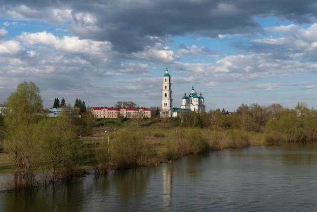 Vista della Cattedrale Spassky e della città di Yelabuga dal fiume Toima in una soleggiata giornata primaverile Yelabuga Tatarstan Russia