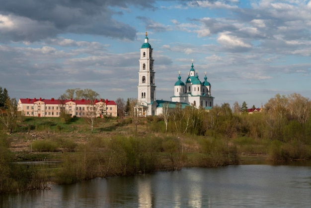 Vista della Cattedrale Spassky e della città di Yelabuga dal fiume Toima in una soleggiata giornata primaverile Yelabuga Tatarstan Russia