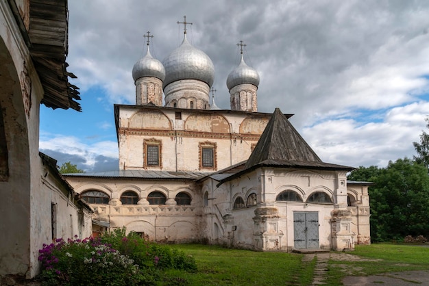 Vista della Cattedrale Znamensky del XVII secolo in una soleggiata giornata estiva Veliky Novgorod Russia