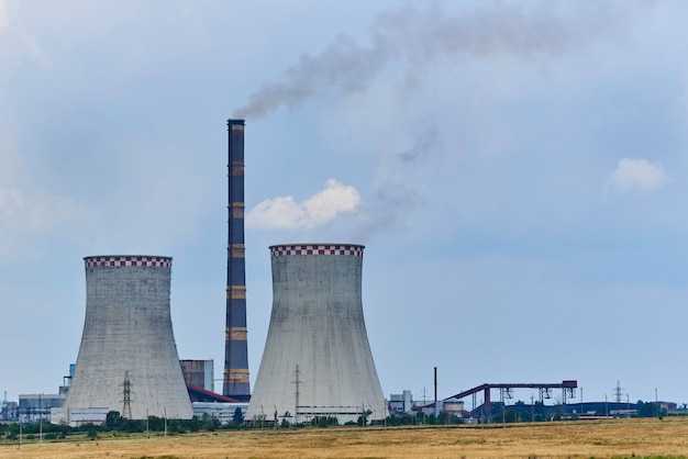 Vista della centrale termica nel campo.