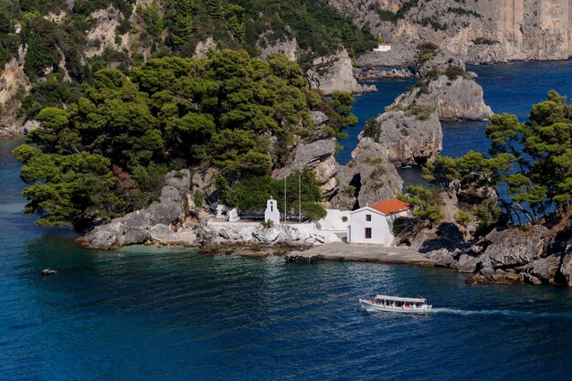 Vista della Chiesa cristiana ortodossa della Madre di Dio su una piccola isola in una soleggiata giornata estiva città resort Parga regione dell'Epiro Grecia