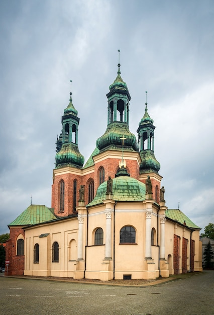 Vista della chiesa dei Santi Pietro e Paolo sull'isola Tumsky nel giorno di pioggia Poznan in Polonia