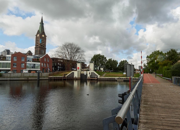 Vista della chiesa e delle case del ponte del canale nella città olandese di Vlaardingen nei Paesi Bassi