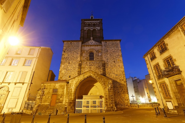 Vista della chiesa romanica di Notre Dame du Port, Clermont Ferrand, Auvergne, Francia