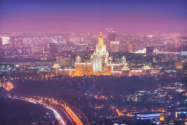 Vista della città dal ponte di osservazione ai grattacieli alla luce delle luci notturne e del complesso Luzhniki Moscow City