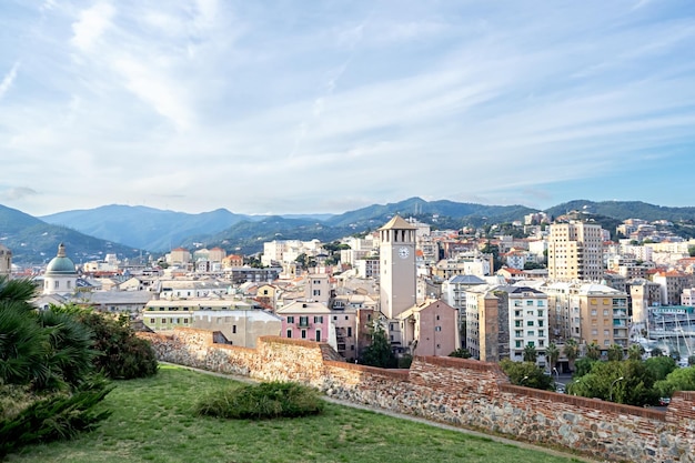 Vista della città dall'antica fortezza genovese Concetto di viaggio in Italia