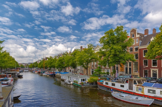 Vista della città dei canali di Amsterdam e delle tipiche case galleggianti e barche, Olanda, Paesi Bassi.