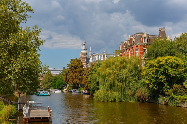 Vista della città del canale, del molo e delle barche di Amsterdam, Olanda, Paesi Bassi.