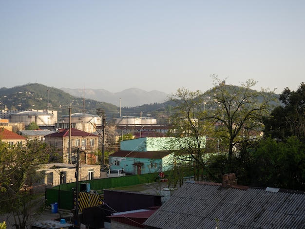 Vista della città del sud con le montagne Bellissimo paesaggio urbano Piccola città
