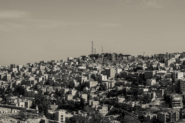 Vista della città di Amman con la grande bandiera della Giordania