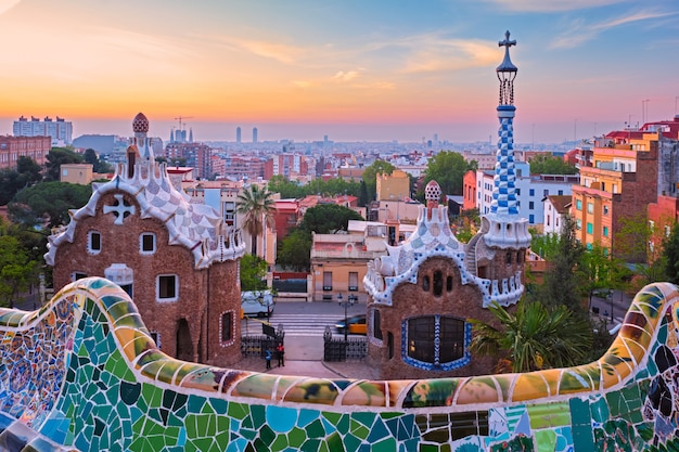 Vista della città di Barcellona dal parco guell vista dell'alba del mosaico colorato edificio nel parco guell