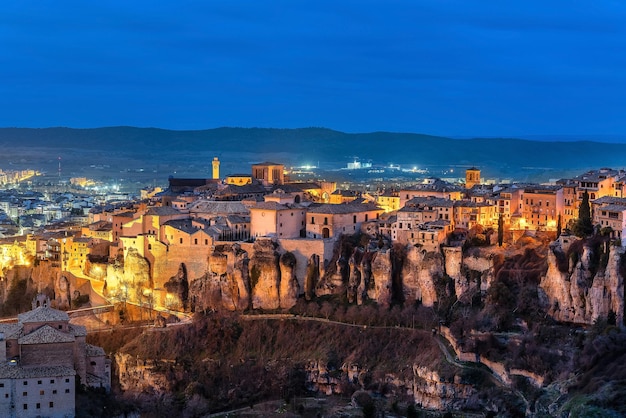 Vista della città di Cuenca in Spagna con le sue case sospese - ora blu