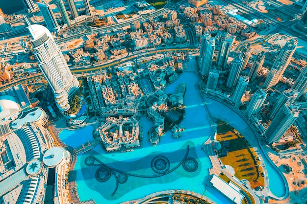 Vista della città di Dubai dalla cima di una torre.