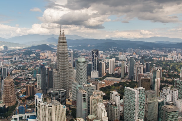 Vista della città di Kuala Lumpur dal tetto di un grattacielo