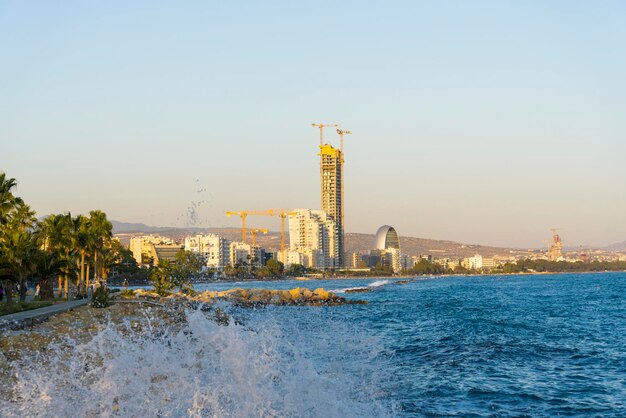 Vista della città di Limassol e di un nuovo grande grattacielo in costruzione