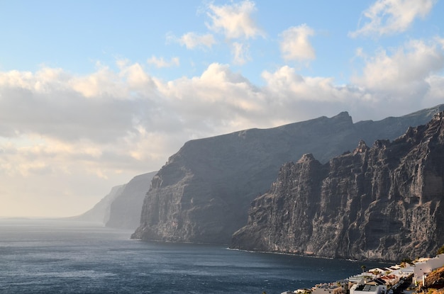 Vista della città di Los Gigantes nelle Isole Canarie di Tenerife Spagna