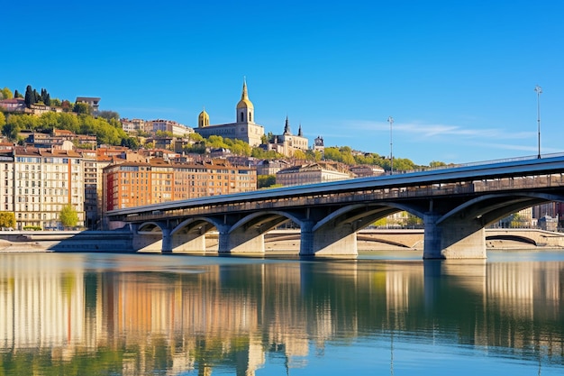 Vista della città di Lyon sotto un ponte