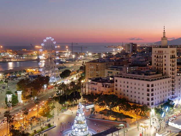 Vista della città di Malaga di notte nel periodo natalizio.