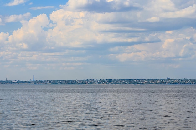 Vista della città di Nikopol dal bacino idrico di Kakhovka Ucraina