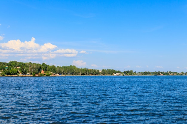 Vista della città di Nikopol dal bacino idrico di Kakhovka Ucraina