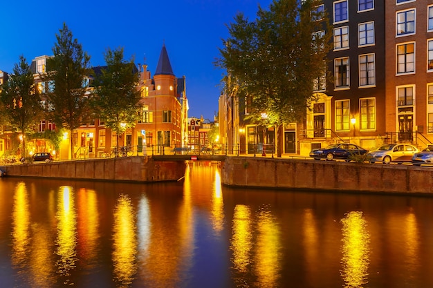 Vista della città di notte del canale, del ponte e delle case tipiche di Amsterdam, Olanda, Paesi Bassi.