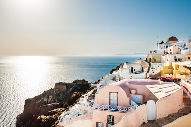 Vista della città di Oia al tramonto. Architettura bianca sull'isola di Santorini, Grecia. Bellissimo paesaggio con vista sul mare