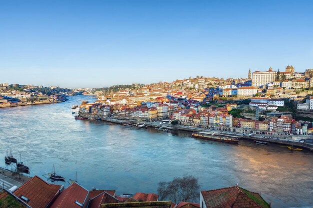 Vista della città di Porto dal Ponte Eiffel al mattino presto all'alba piccole case multicolori del quartiere Ribeira