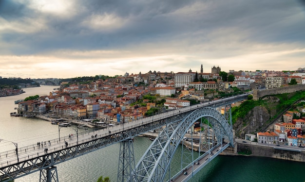 Vista della città di Porto e del quartiere Ribeira in Portogallo dall'altra parte del fiume Douro.