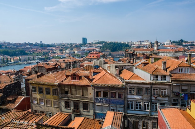 Vista della città di Porto in giornata estiva
