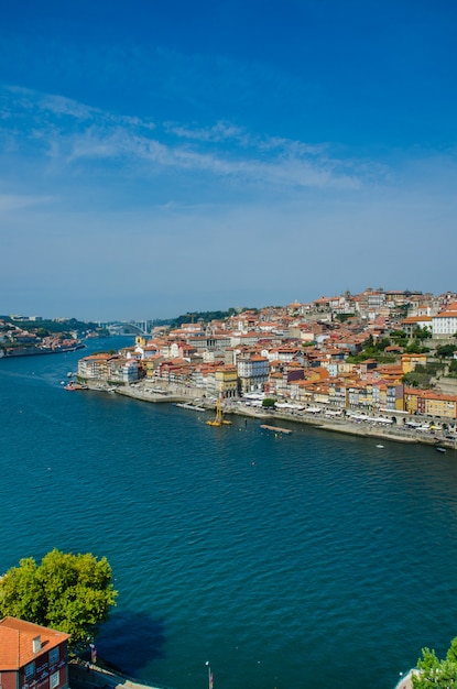 Vista della città di Porto in giornata estiva